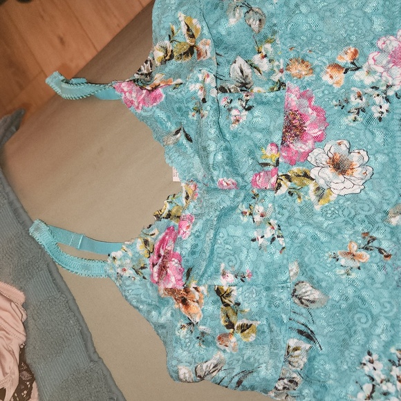 Intimate - Picture 2 of 5